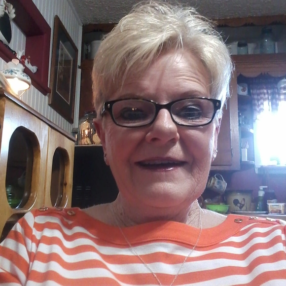 Poshmark profile picture for @emna